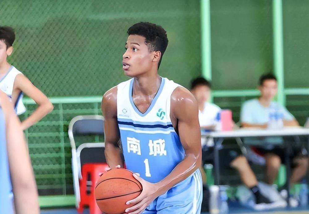 爱游戏登录入口-包含徽州战狼队对阵中原朱雀队，排球半决赛险胜，内线统治篮板——保级形势悄然变化的词条