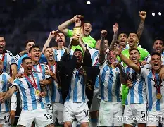 爱游戏登录入口-赛地聚焦：法国杯关键时刻热度飙升，西汉姆主帅复盘，媒体盛赞，轮换策略成焦点(法国那场大战表现大跌眼镜)