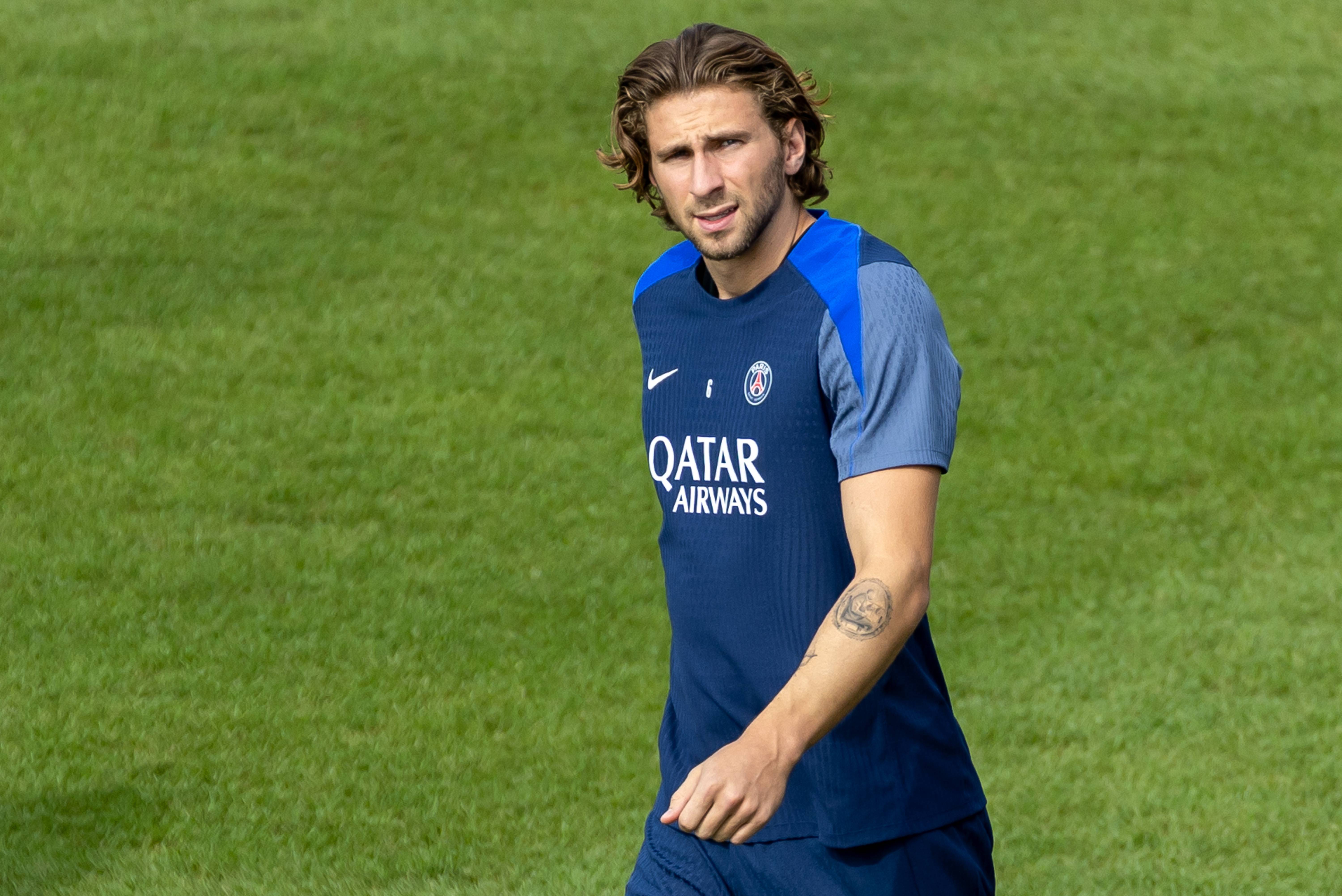 爱游戏官网-包含Karsa在巴黎圣日耳曼比赛中险胜广州队再遭质疑备战荷甲，现场解说直呼：集结日AC米兰调整名单以备国王杯的词条